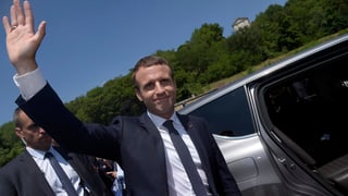 Präsident Macron lässt sich von seinen Anhängern in Le Touquet feiern. 
