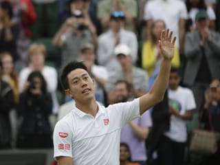 Kei Nishikori winkt ins Publikum. Kei Nishikori winkt ins Publikum.