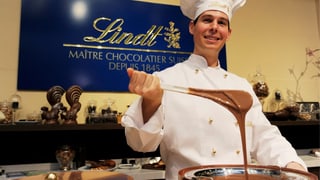 Ein Maître Chocolatier von Lindt & Sprüngli posiert anlässlich einer Bilanzpressekonferenz in Kilchberg.
