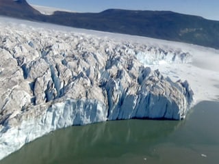 Luftbild auf den Gletscher und die Gletscherfront am Meer.