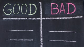 Auf einer Tafel stehen die englischen Begriffe "good" und "bad".