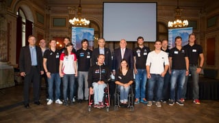 Gruppenbild mit den 13 vom Kanton Luzern unterstützten Sport-Cracks.