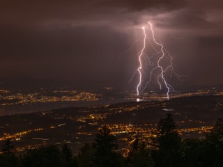 Blitz und Lichter der Ortschaften am Zürichsee.