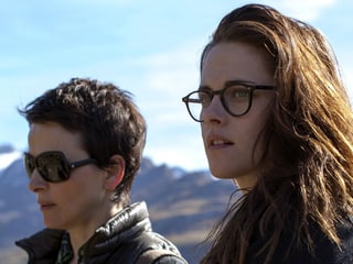 Juliette Binoche und Kristen Stewart vor einer eindrücklichen Bergkulisse.