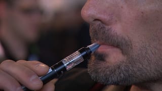 Ein Mann raucht eine E-Zigarette.