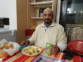Der Journalist Shams Ul-Haq beim Essen im Speisesaal der Moschee. 
