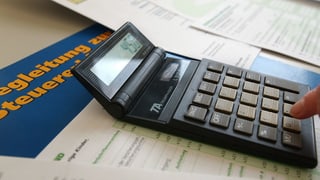 Taschenrechner liegt auf Steuererklärungsformular