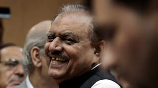 Mamnoon Hussain schaut mit einem Lächeln an der Kamera vorbei.