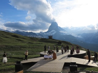 Freilichtbühne mit Schauspielern vor dem Matterhorn.