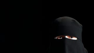 Kopf einer Frau im Niqab.