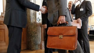 Anonyme Personen begrüssen sich Anonyme Personen begrüssen sich