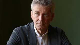 Porträt-Bild eines Mannes mit grau meliertem Haar.