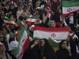 Zwischen 3500 und 4000 Frauen fanden sich im Azadi-Stadion ein. Zwischen 3500 und 4000 Frauen fanden sich im Azadi-Stadion ein.
