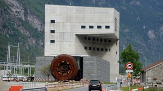 Blick auf das moderne Beton-Gebäude der Betriebszentrale.