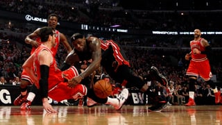 Die Miami Heat (in der Mitte LeBron James) verlieren in Chicago.