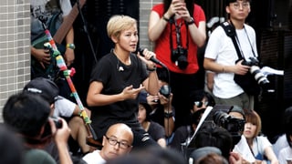  Denise Ho spricht an einer Veranstaltung in Hong Kong, nach der Absage ihres Konzertes durch Lancome.