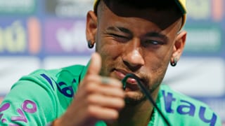 Neymar macht ein «Daumen hoch»-Zeichen.