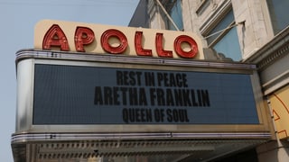 «Rest in Peace, Aretha Franklin, Queen of Soul» über dem Apollo Theatre in Manhattan