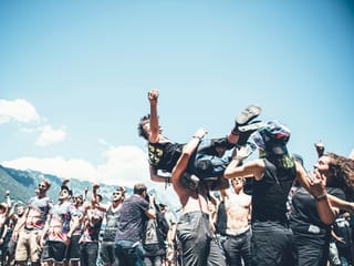 Crowdsurfer in der Menge