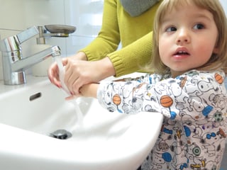 Kind beim Hände waschen