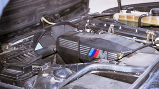 Der Motorblock eines BMW M5.
