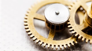 Uhrwerk mit zwei goldenen Zahnrädern
