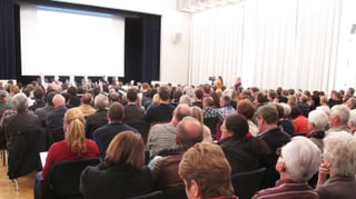 Ein Saal voller sitzender Leute.