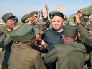 Kim Jong Un inmitten von Soldaten