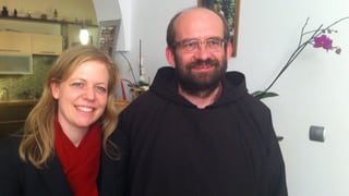 Rahel Sahli und der Kapuzinermönch stehen nebeneinander Rahel Sahli und der Kapuzinermönch stehen nebeneinander