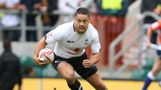 Fidschi-Spieler Jarryd Hayne trägt den Ball. Fidschi-Spieler Jarryd Hayne trägt den Ball.