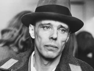 Beuys mit Hut, Mantel und Zigarette. Beuys mit Hut, Mantel und Zigarette.