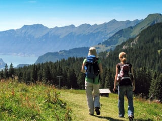 Zwei Bergwanderer - Kaeserstatt, Berner Oberlan mit Blick auf Brienzersee. 