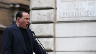 Der ehemalige Premierminister Silvio Berlusconi am Rednerpult.
