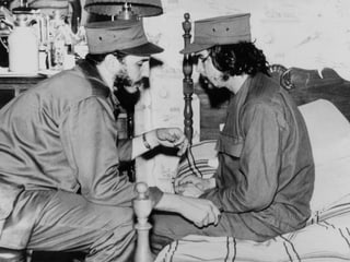 Fidel Castro und Che Guevara bei einer Besprechung.