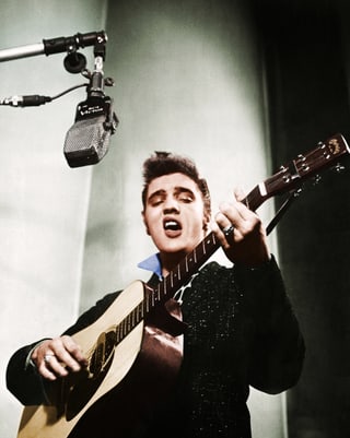 Elvis mit Gitarre im Studio, Aufnahme von 1956.