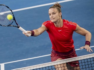 Maria Sakkari spielt einen Volley am Netz