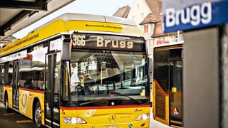 Ein Postauto steht am Bushof in Brugg.
