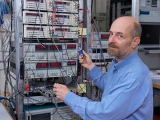 Der Experimentalphysiker Klaus Ensslin in seinem Forschungslabor. Der Experimentalphysiker Klaus Ensslin in seinem Forschungslabor.