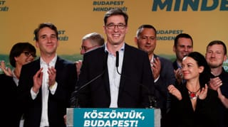 Gergely Karacsony lachend an einem Rednerpult. Gergely Karacsony lachend an einem Rednerpult.