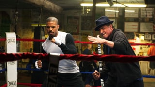 Filmszene: Adonis Johnson und Sylvester Stallone trainieren zusammen im Ring.