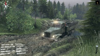 Ein sowjetischer Lastwagen steckt im Wald im Schlamm.