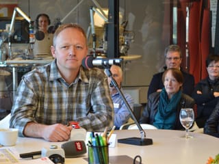 Wendelin Emmenegger sitzt hochkonzentriert am Pult.