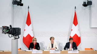 Bundesraetin Simonetta Sommaruga, Mitte, spricht an der Seite von Catherine Chammartin, Direktorin Eidgenoessisches Institut fuer Geistiges Eigentum IGE, links, und Bundesratssprecher Andre Simonazzi, rechts, waehrend einer Medienkonferenz ueber die Anpassung des Urheberrechts ans Internet-Zeitalter, am Mittwoch, 22. November 2017 in Bern. Bundesraetin Simonetta Sommaruga, Mitte, spricht an der Seite von Catherine Chammartin, Direktorin Eidgenoessisches Institut fuer Geistiges Eigentum IGE, links, und Bundesratssprecher Andre Simonazzi, rechts, waehrend einer Medienkonferenz ueber die Anpassung des Urheberrechts ans Internet-Zeitalter, am Mittwoch, 22. November 2017 in Bern.