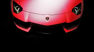 Der Lamborghini Aventador in rot, Aufsicht auf die Kühlerhaube