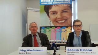 Jürg Wiedenmann und Saskia Olsson vor einem Plakat mit Monica Gschwind.