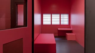 Eine Gefängniszelle in Pink