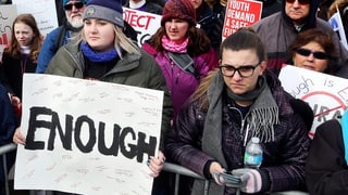 Protestierende Schülerinnen, eine von ihnen hält ein Plakat mit der Aufschrift "Enough" vor sich hin. Protestierende Schülerinnen, eine von ihnen hält ein Plakat mit der Aufschrift "Enough" vor sich hin.