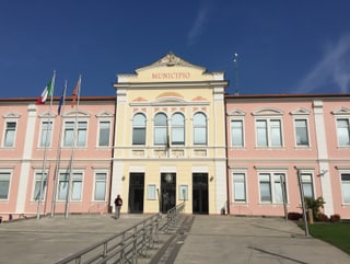Blick auf den Eingang des Rathauses im italienischen Ort Rosà.