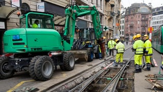 Gleisarbeiten in der Innenstadt mit schwerem Gerät.