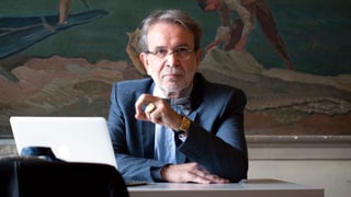 Porträt von Theo Wehner mit Laptop am Schreibtisch. Porträt von Theo Wehner mit Laptop am Schreibtisch.